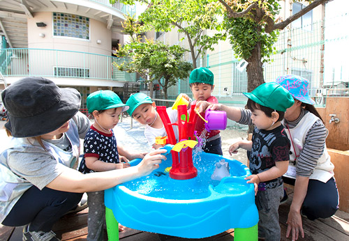 夏は、園庭の木陰で水あそび