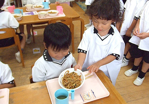 当番さんはみんなの分を配膳